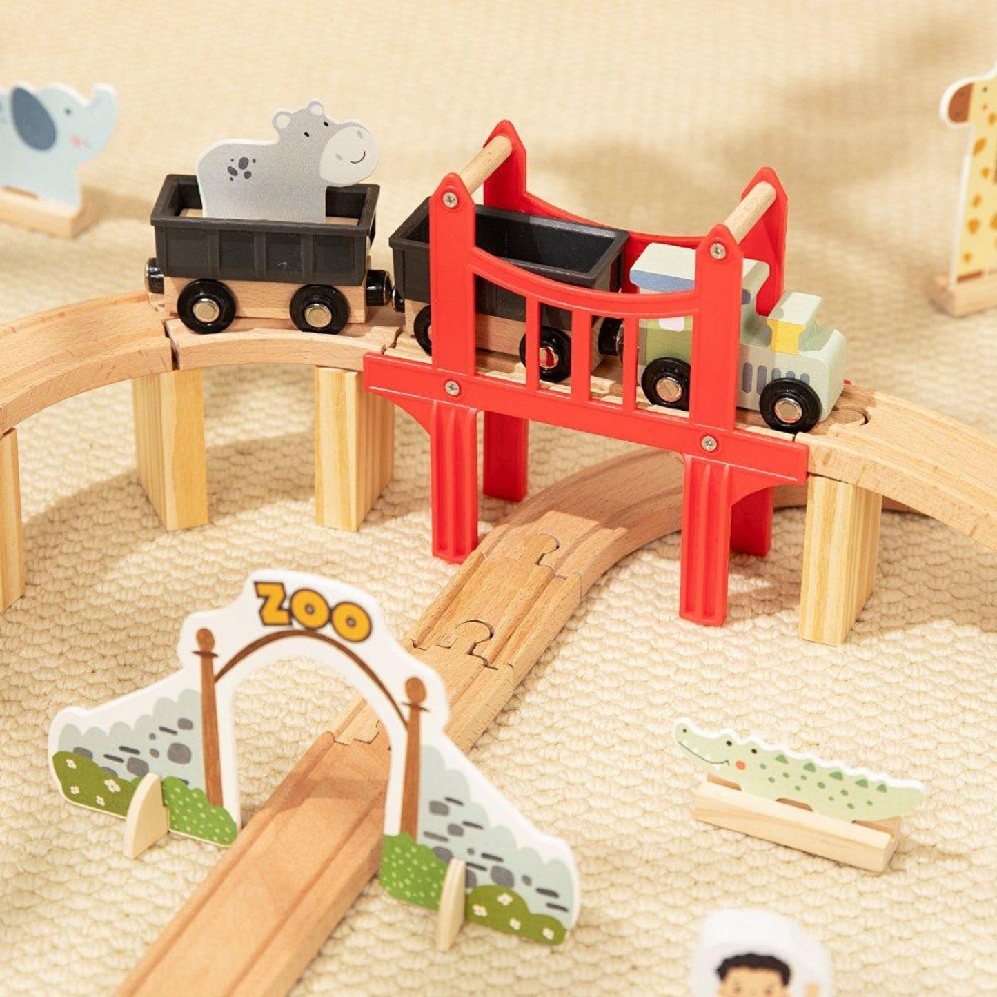 Zestaw Kolejowy ZOO | Drewniana Kolejka, Pociąg na Magnes, Most i 8 Figurek | WOOPIE GREEN