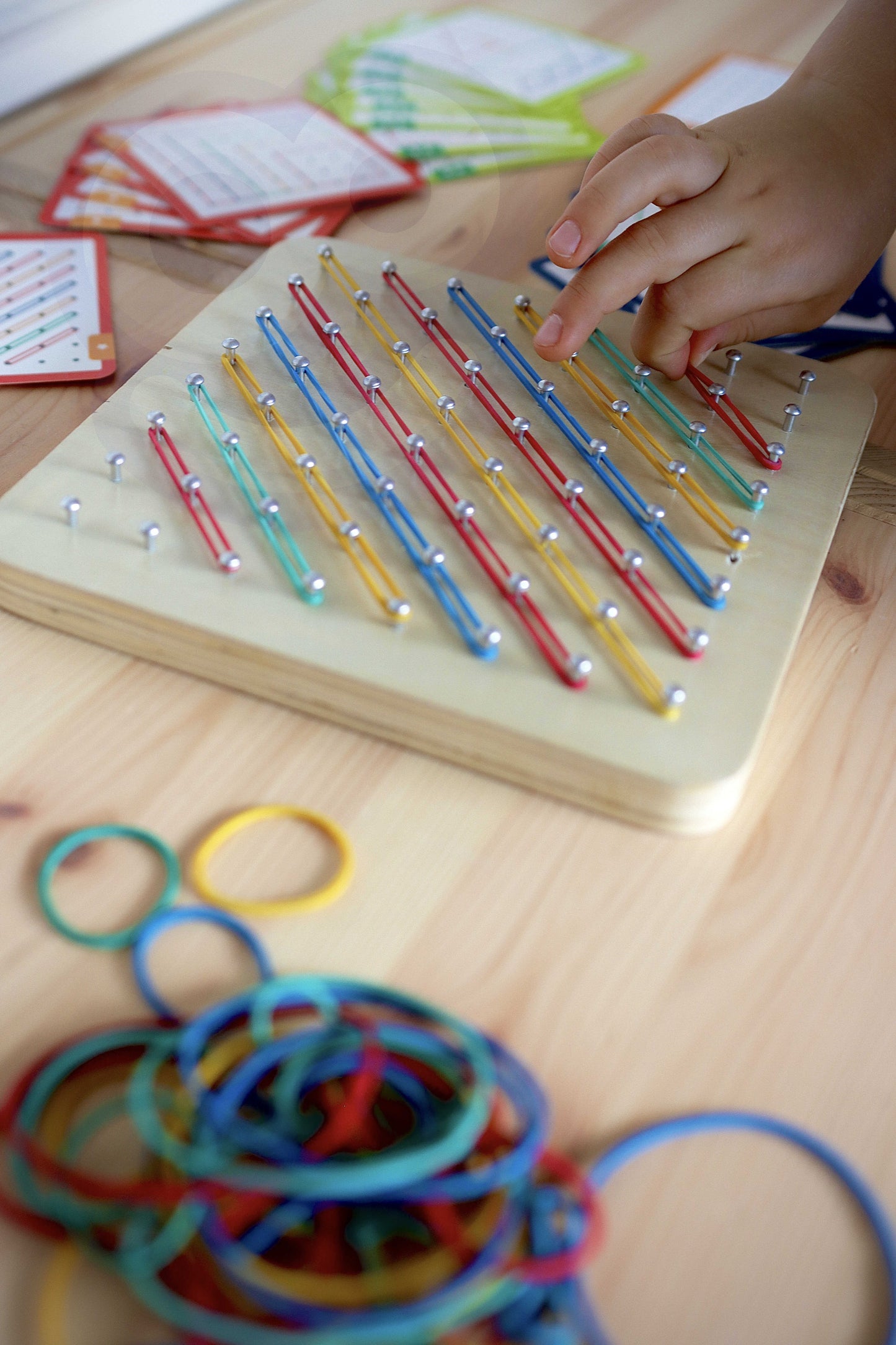 Układanka GeoPlan | Drewniana Tablica na Gumki 40 Wzorów Montessori | WOOPIE GREEN