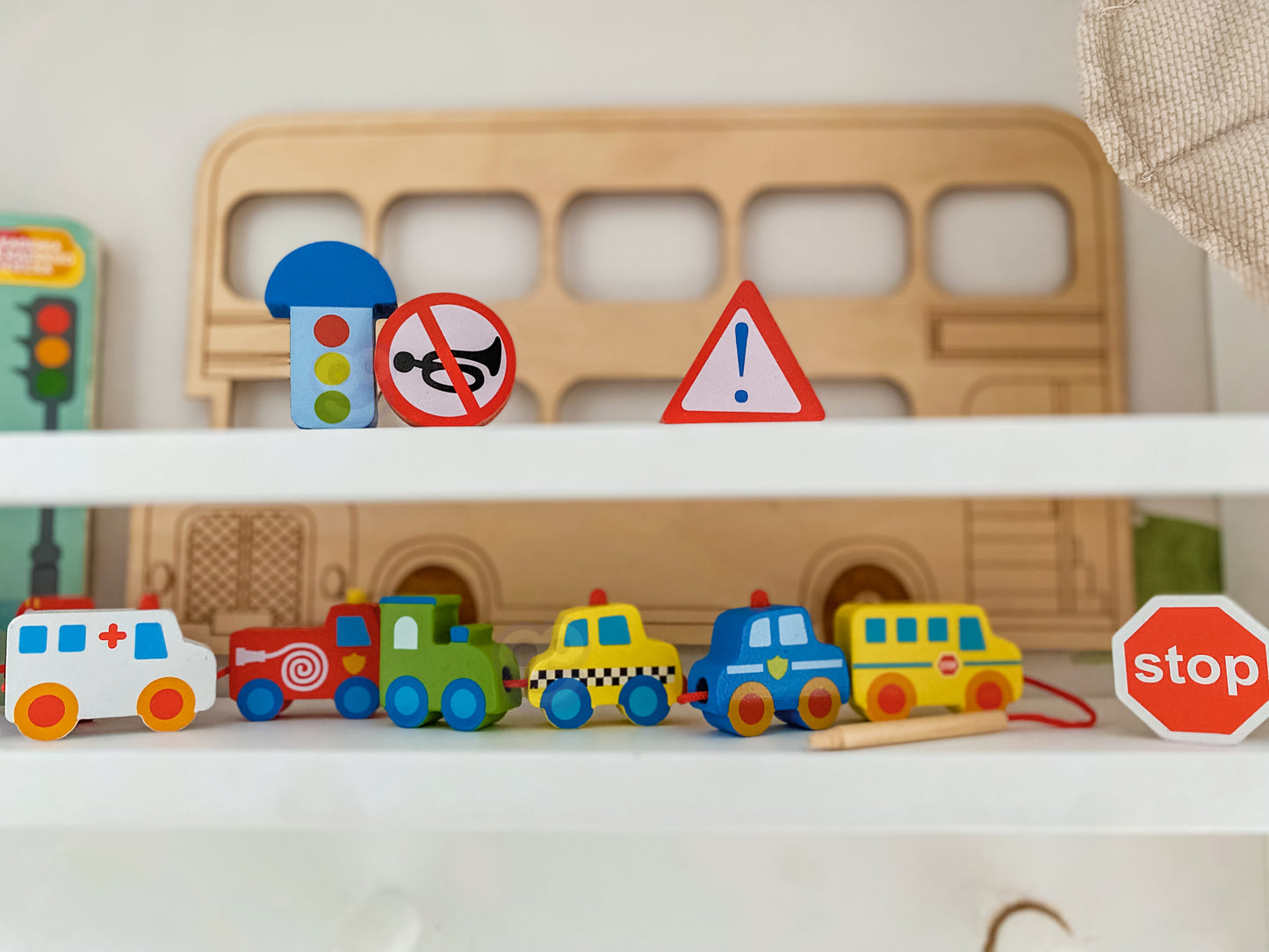 Opowieści na Sznureczku: Pojazdy | Drewniana Nawlekanka z Autami | WOOPIE GREEN