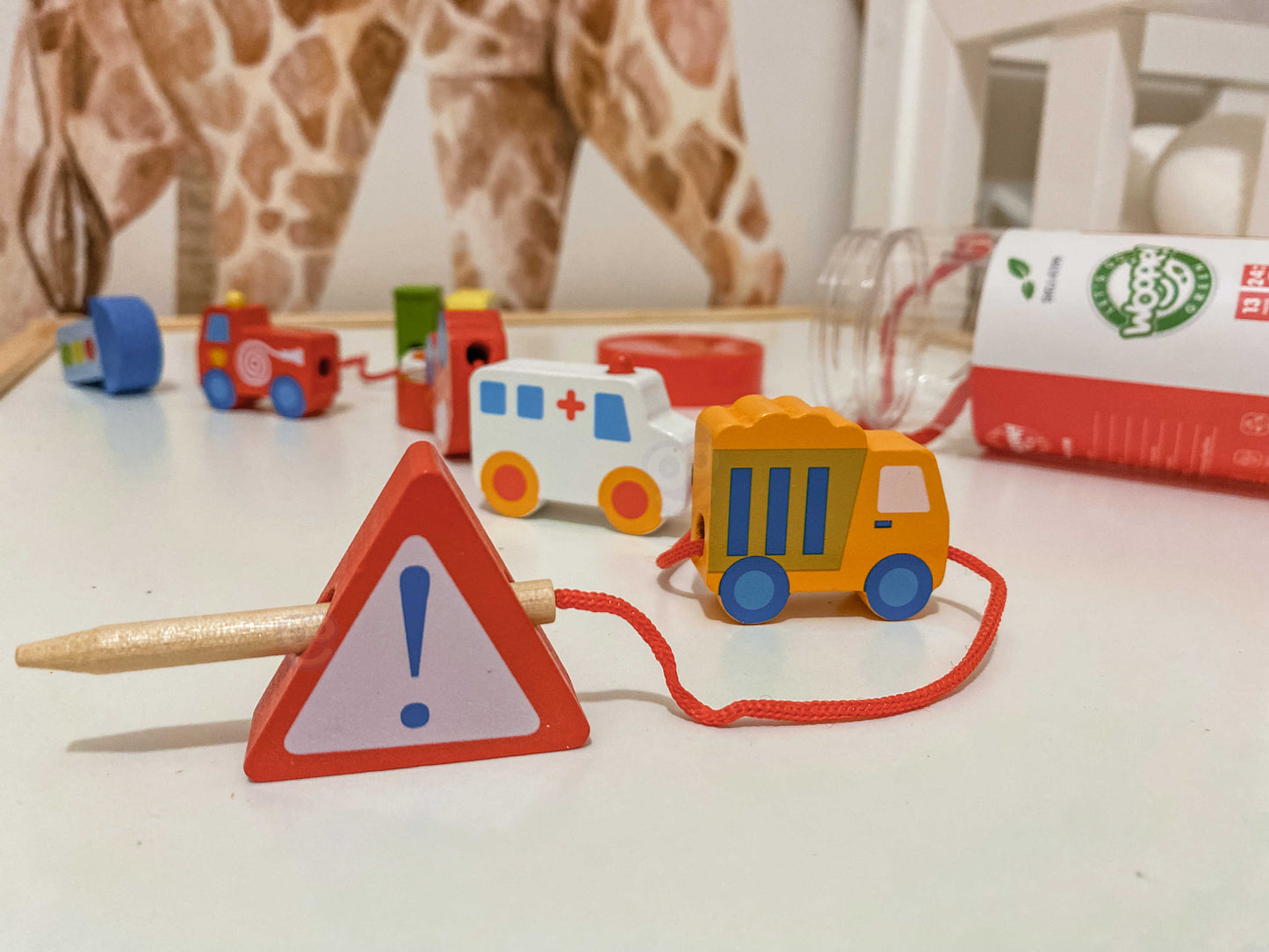 Opowieści na Sznureczku: Pojazdy | Drewniana Nawlekanka z Autami | WOOPIE GREEN