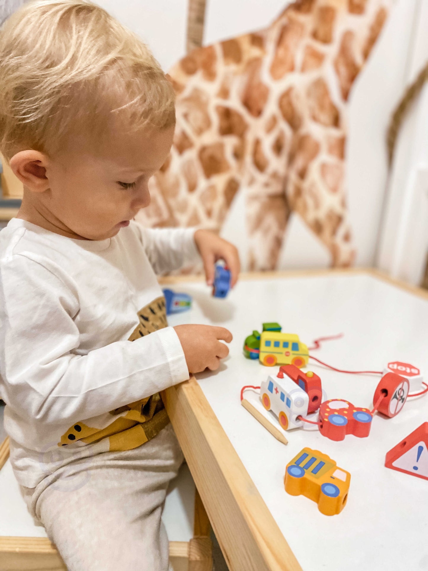 Opowieści na Sznureczku: Pojazdy | Drewniana Nawlekanka z Autami | WOOPIE GREEN